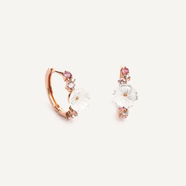 Mini créoles fleurs. Créoles pour femme. Créoles or rose les joyaux d'auré. Boucle d'oreille fleur