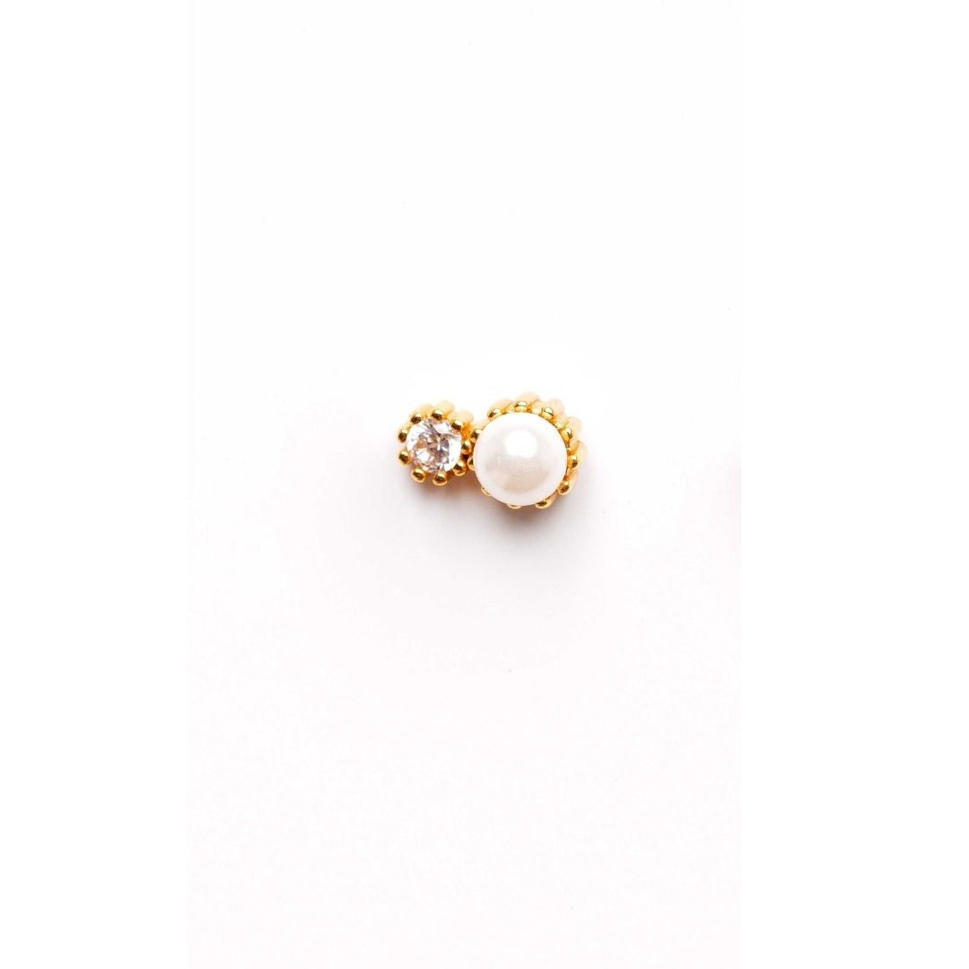 Boucles d'oreilles asymétriques. Boucles d'oreilles vendues à l'unité. Boucle d'oreille fleur et boucles perles avec chaine. Les Joyaux d'Auré. Puces d'oreilles. Piercings oreilles