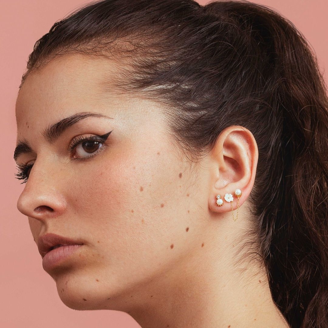 Boucles d'oreilles asymétriques. Boucles d'oreilles vendues à l'unité. Boucle d'oreille fleur et boucles perles avec chaine. Les Joyaux d'Auré.