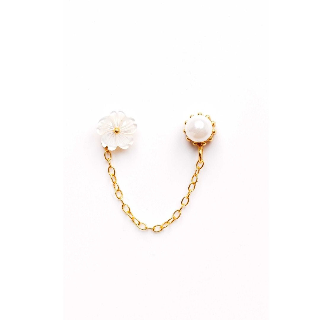 Boucles d'oreilles asymétriques. Boucles d'oreilles vendues à l'unité. Boucle d'oreille fleur et boucles perles avec chaine. Les Joyaux d'Auré.