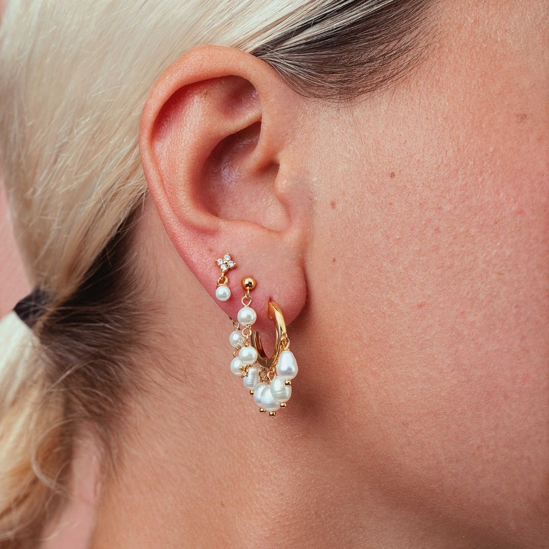 Boucles d'oreilles chaines dorées et perles pour femme. Boucles d'oreilles pendantes de qualité. Dorées à l'or fin. En argent 925. Les Joyaux d'Auré. Résistent à l'eau. 