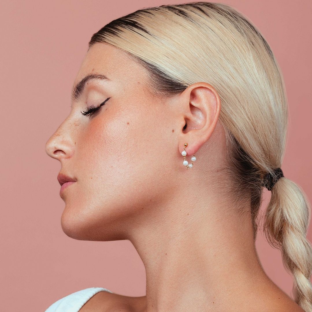 Boucles d'oreilles chaines dorées et perles pour femme. Boucles d'oreilles pendantes de qualité. Dorées à l'or fin. En argent 925. Les Joyaux d'Auré. Résistent à l'eau. 