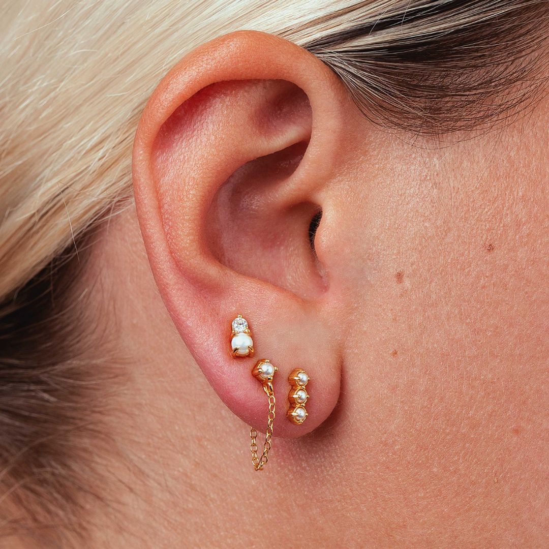 Boucles d'oreilles puces avec perles blanches. Puces or jaune pour femme. Boucle d'oreilles pour 3ème trou. Les joyaux d'Auré