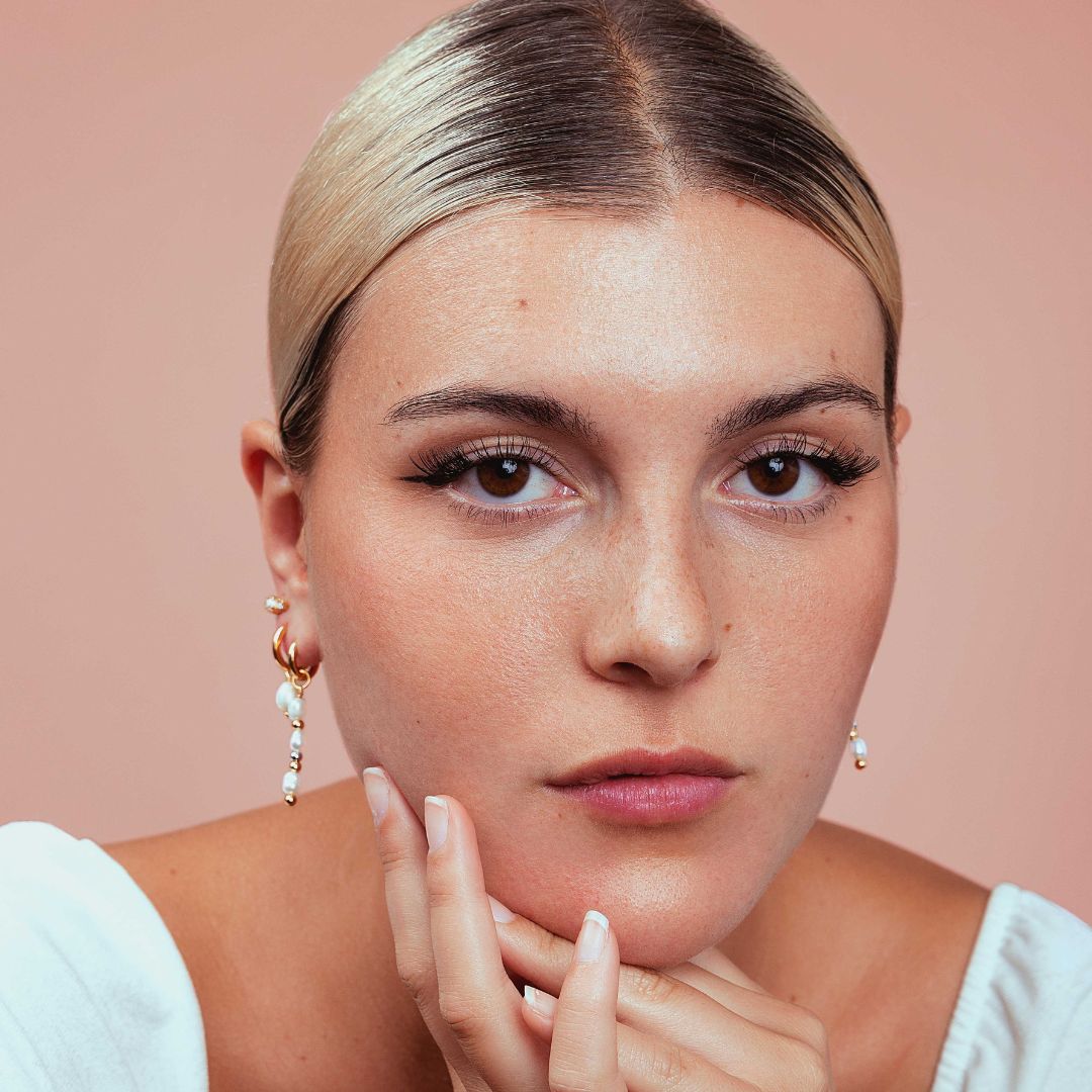 Boucles d'oreilles puces avec perles blanches. Puces or jaune pour femme. Boucle d'oreilles pour 3ème trou. Les joyaux d'Auré