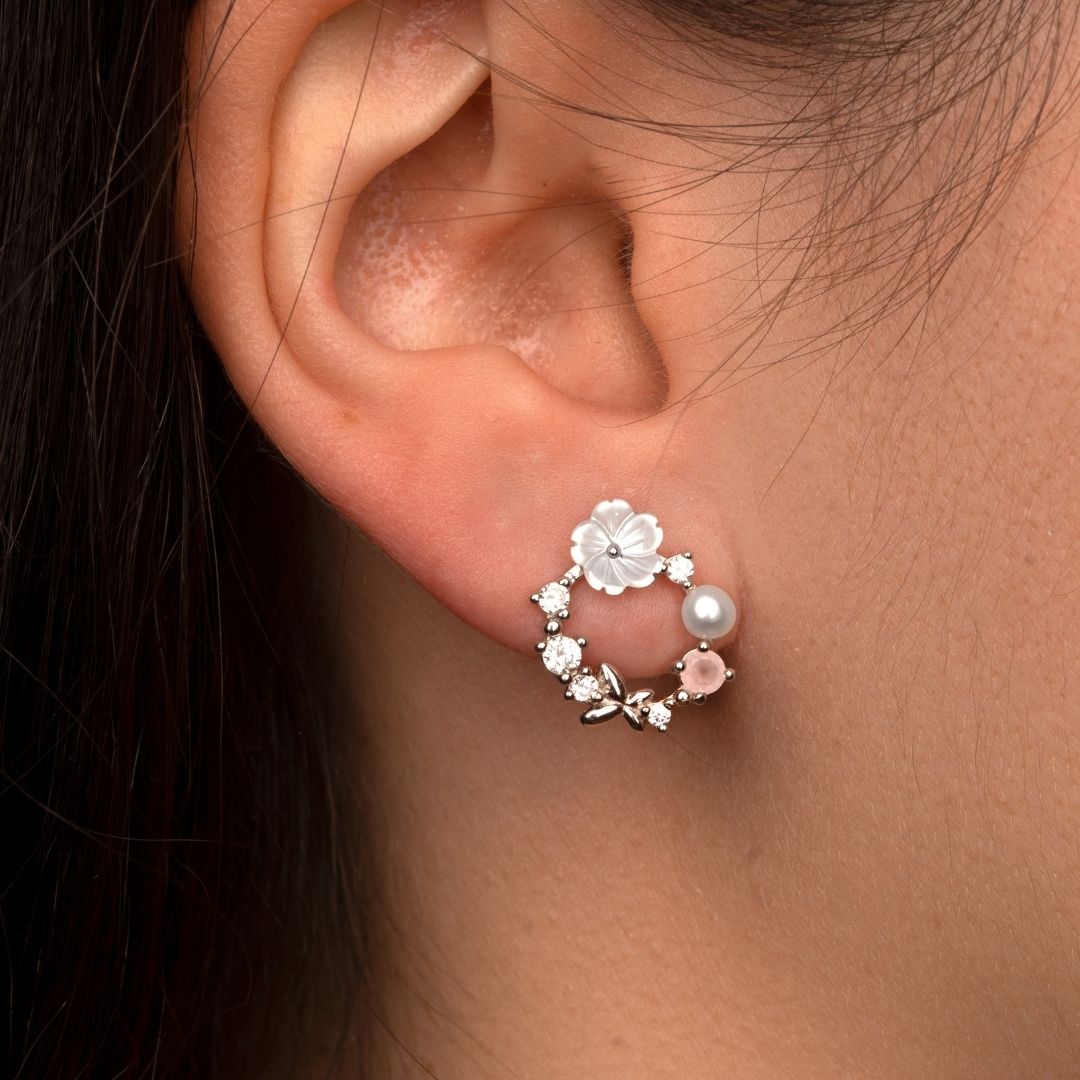 Boucles d'oreilles fleurs en argent. Boucles d'oreilles couronnes de fleur argent. Avec perles naturelles, pierres blanches et fleur en nacre. Les joyaux d'Auré
