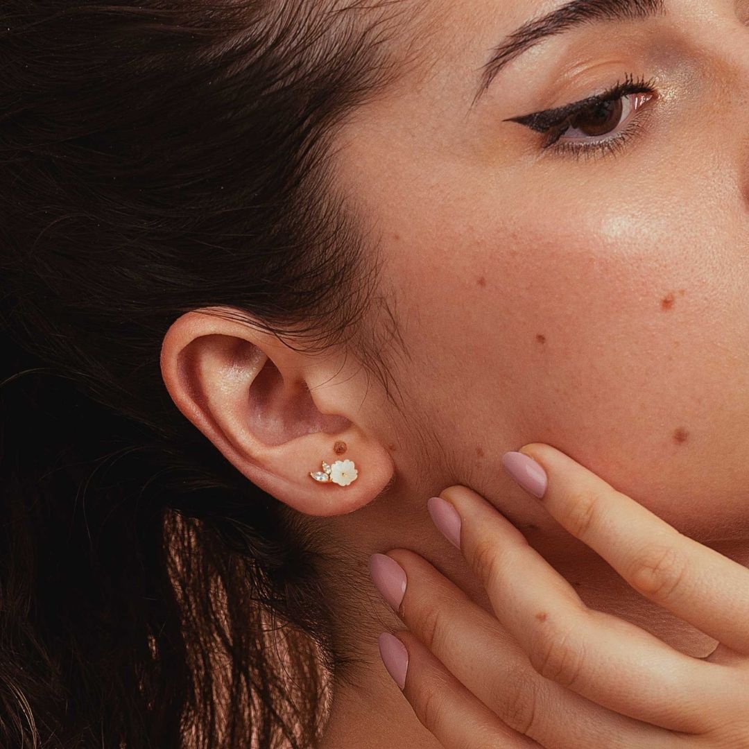 Boucles d'oreilles grimpantes pour femme avec fleur, or jaune et fleur blanche en nacre. Boucles d'oreilles asymétriques. Les Joyaux d'Auré