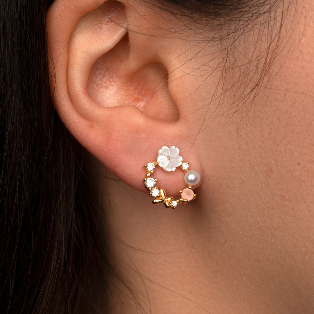 Boucles d'oreilles fleurs, perles et pierres. Boucles d'oreilles ronde pour femme. Boucles d'oreille fleur or jaune. Les joyaux d'Auré. Or et pierres blanches