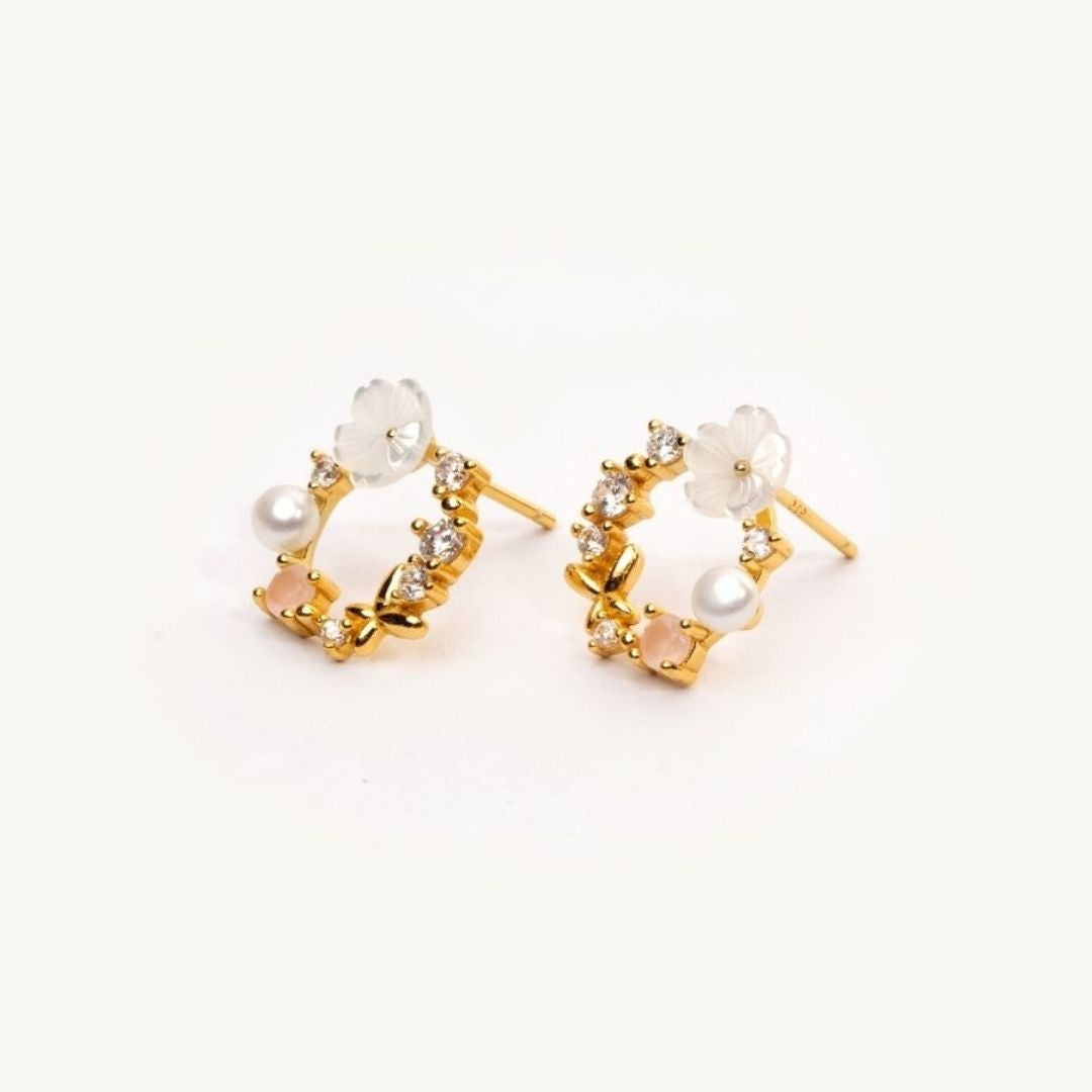 Boucles d'oreilles fleurs, perles et pierres. Boucles d'oreilles ronde pour femme. Boucles d'oreille fleur or jaune. Les joyaux d'Auré. Or et pierres blanches