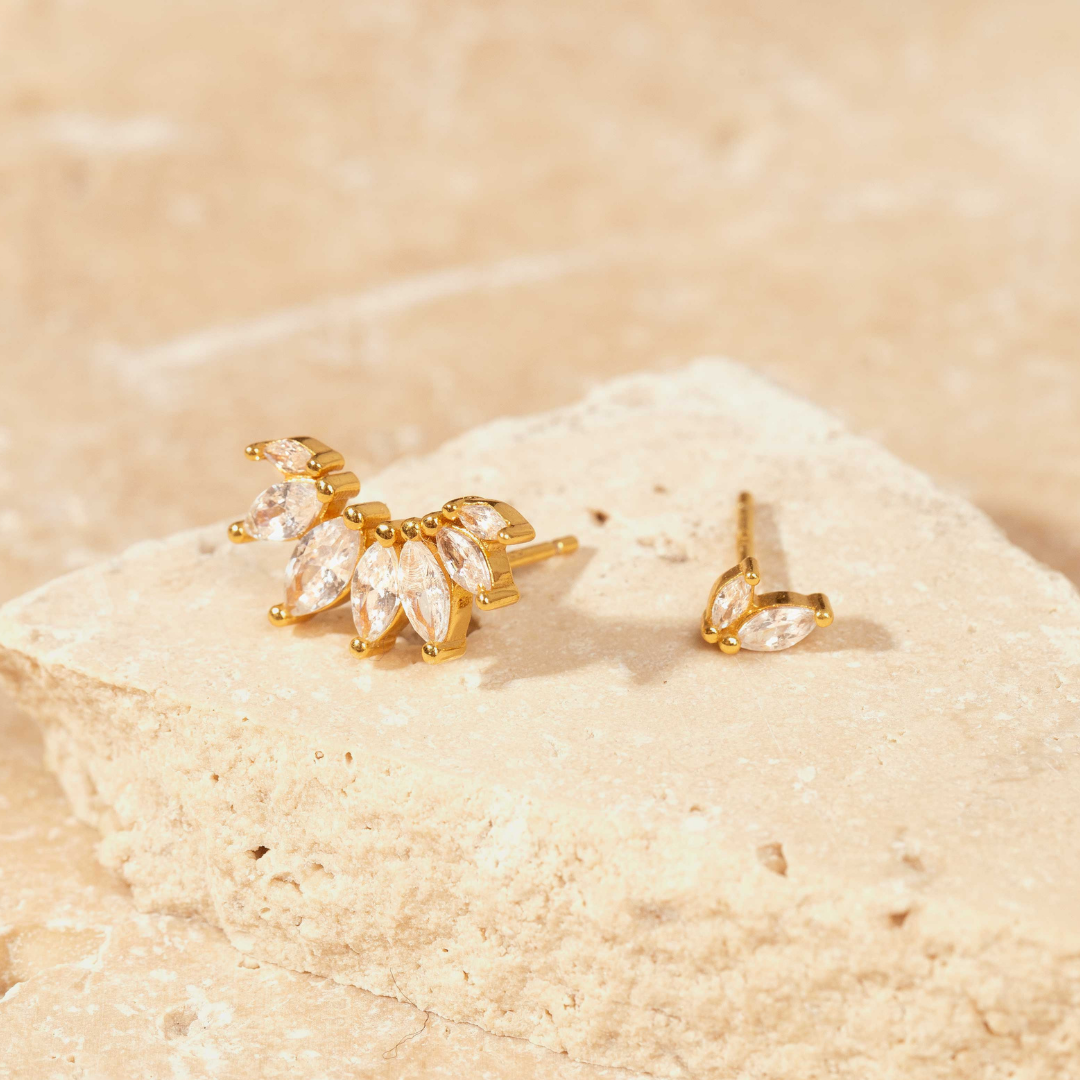Boucle d'oreille asymétriques pour femme. Boucles d'oreilles grimpantes or et puces avec pierres blanches. Boucles d'oreilles épis. Les Joyaux d'Auré