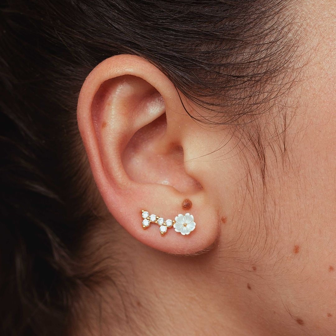 Boucle d'oreille fleur. Boucles d'oreilles grimpantes pierres blanches et fleur. Des boucles d'oreilles qui remontent le long de l'oreille Les Joyaux d'Auré