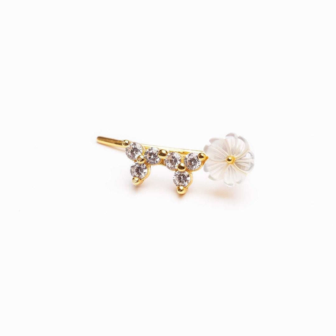 Boucle d'oreille fleur. Boucles d'oreilles grimpantes pierres blanches et fleur. Des boucles d'oreilles qui remontent le long de l'oreille Les Joyaux d'Auré