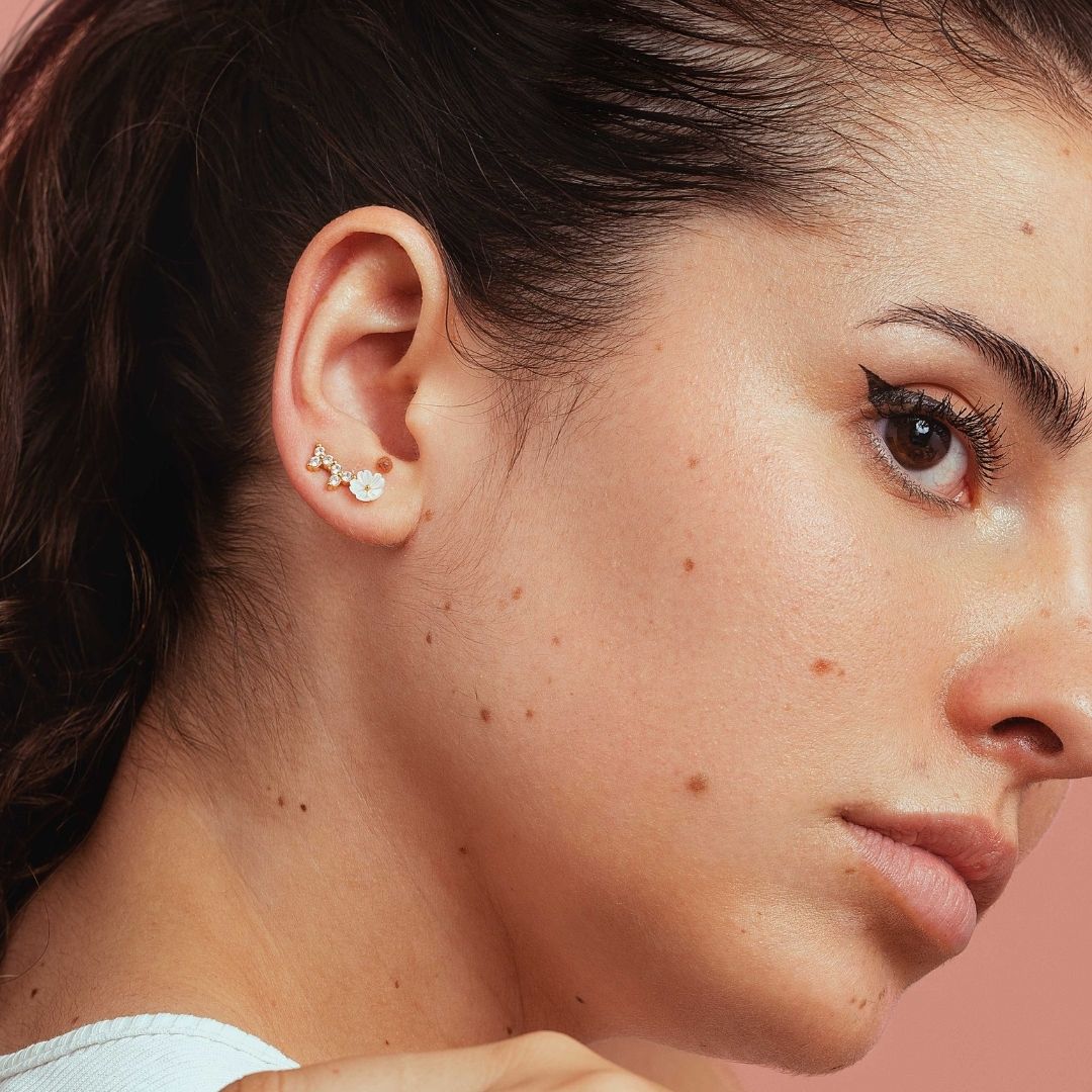 Boucle d'oreille fleur. Boucles d'oreilles grimpantes pierres blanches et fleur. Des boucles d'oreilles qui remontent le long de l'oreille Les Joyaux d'Auré
