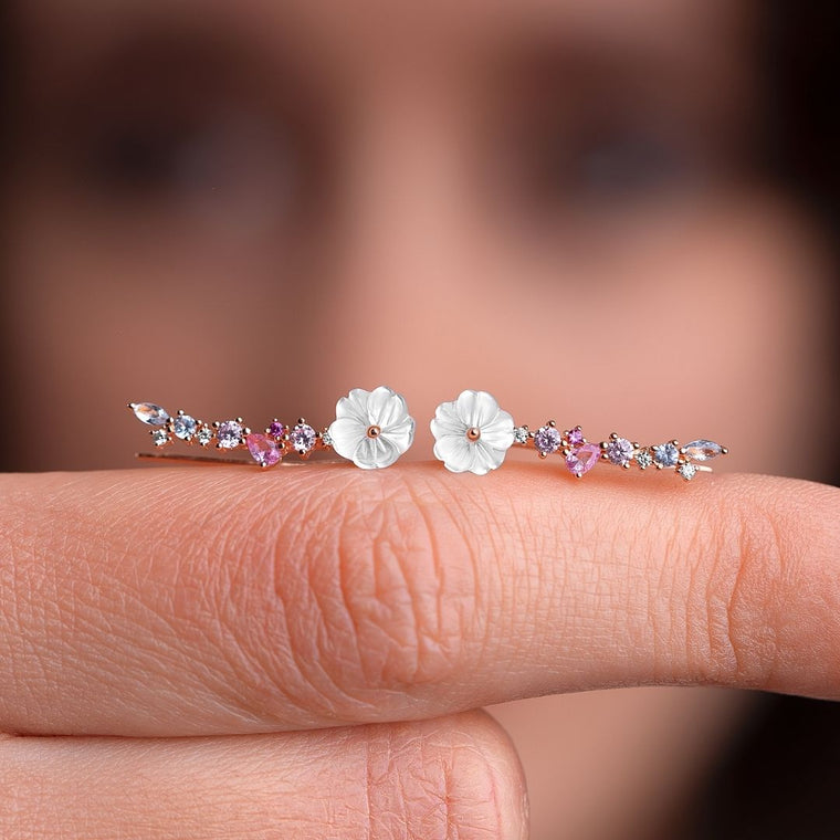 boucles d'oreilles les joyaux d'auré - climber - boucles d'oreilles qui remontent le long de l'oreilles avec pierres colorées et fleur blanche en nacre
