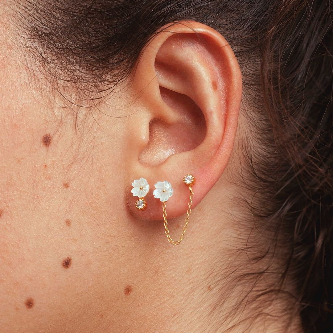 Boucles d'oreilles dépareillées chaine, perle et fleur - Lara et Maud - Les  Joyaux d'Auré