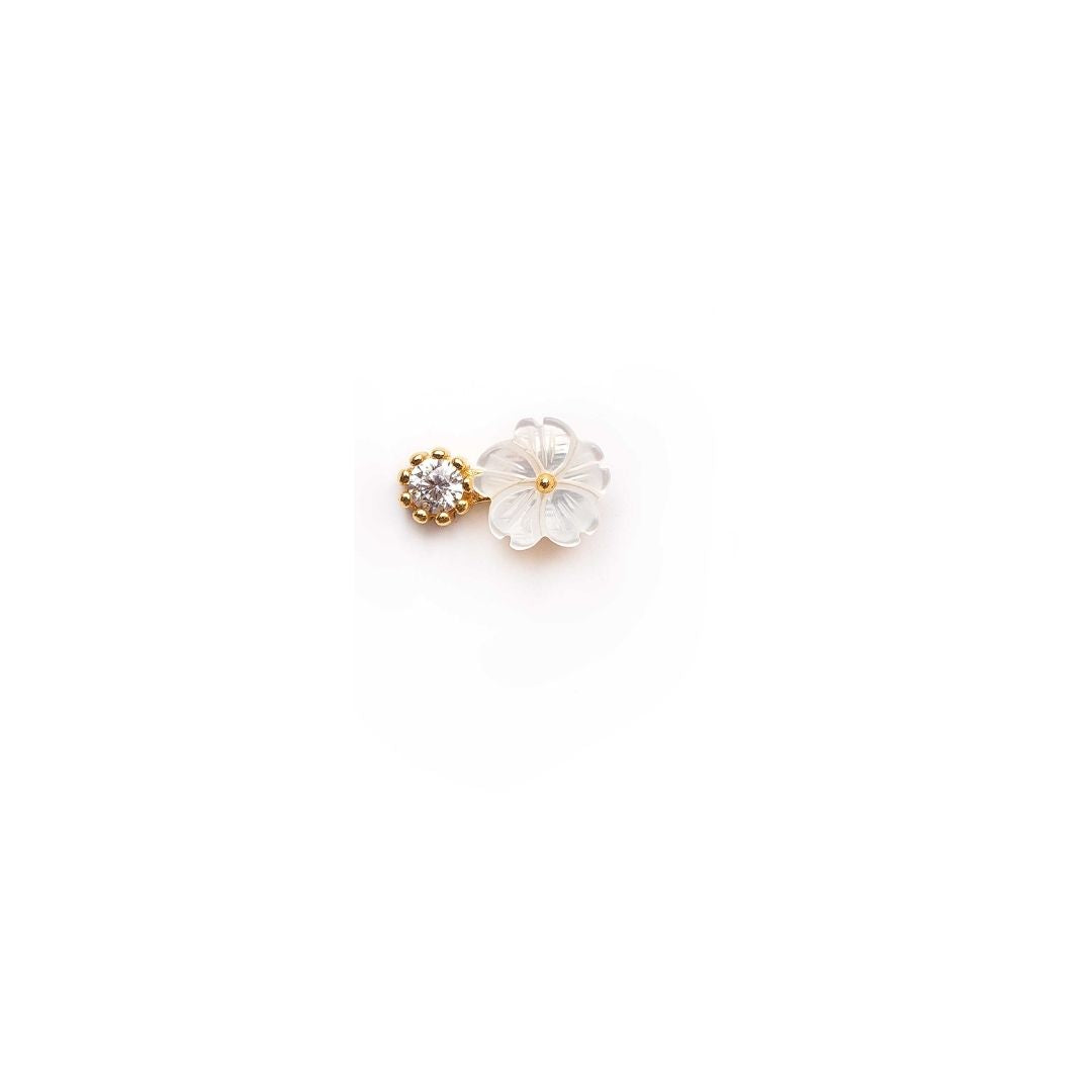 Puces d'oreilles pour femme avec fleur blanche et pierres. Boucles d'oreilles en argent 925 et dorés à l'or fin 18k Les joyaux d'Auré