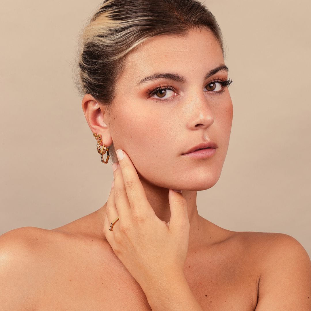 Anneaux dorés alvéoles. Inspirés des abeilles. Boucles d'oreilles femme originales. Dorées qui résistent à l'eau. Les Joyaux d'Auré