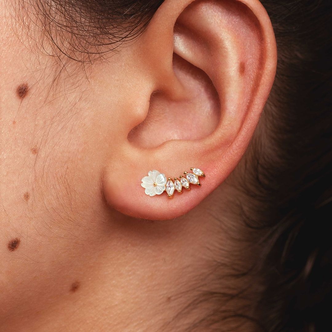 Boucles d'oreilles grimpantes pour femme avec fleur, or jaune et fleur blanche en nacre. Boucles d'oreilles asymétriques. Les Joyaux d'Auré