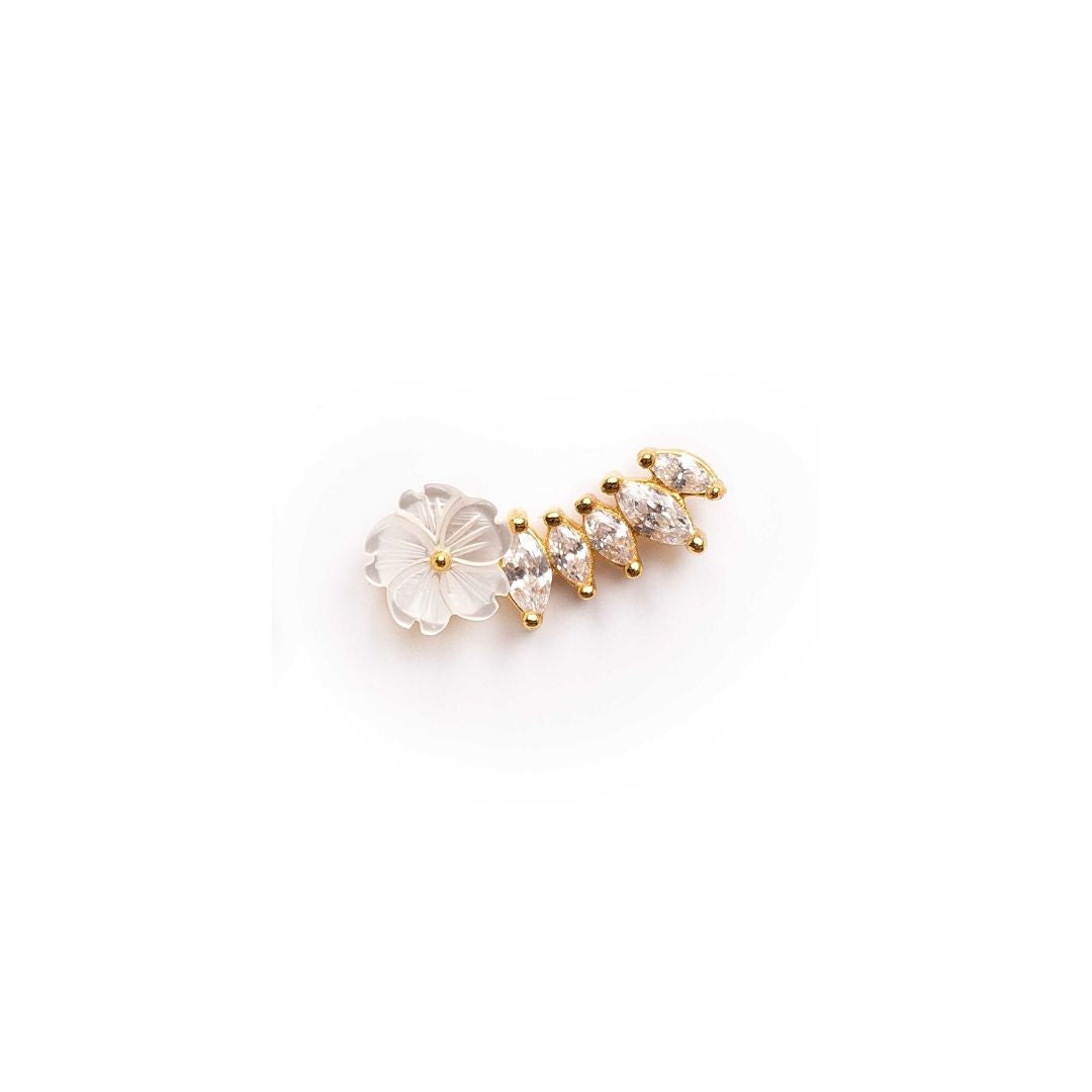 Boucles d'oreilles grimpantes pour femme avec fleur, or jaune et fleur blanche en nacre. Boucles d'oreilles asymétriques. Les Joyaux d'Auré