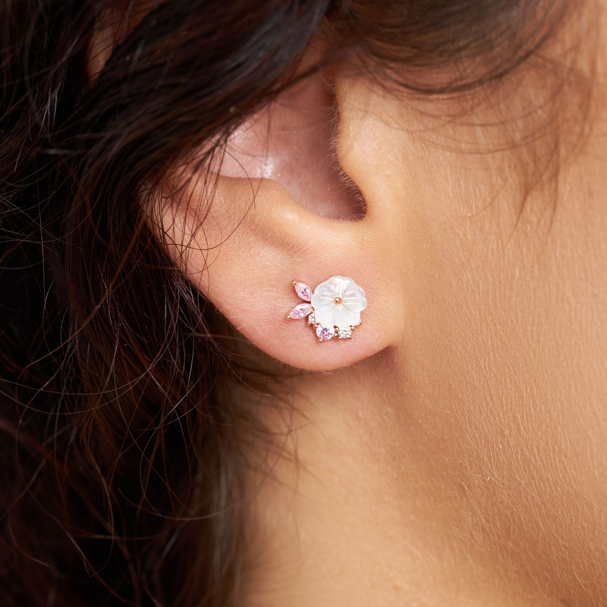 Puces d'oreilles fleuries pour femme en argent 925. Puces d'oreilles sans risque d'allergie. Puces d'oreilles avec fleur et pierres. Les Joyaux d'Auré