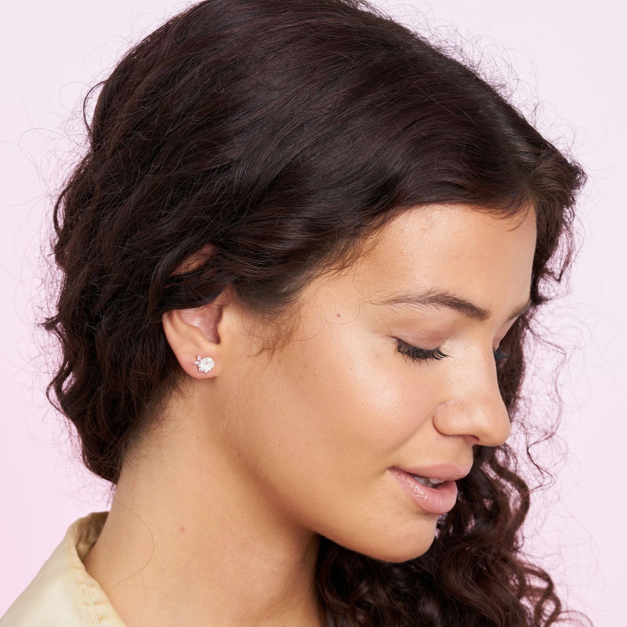 Puces d'oreilles fleuries pour femme en argent 925. Puces d'oreilles sans risque d'allergie. Puces d'oreilles avec fleur et pierres. Les Joyaux d'Auré