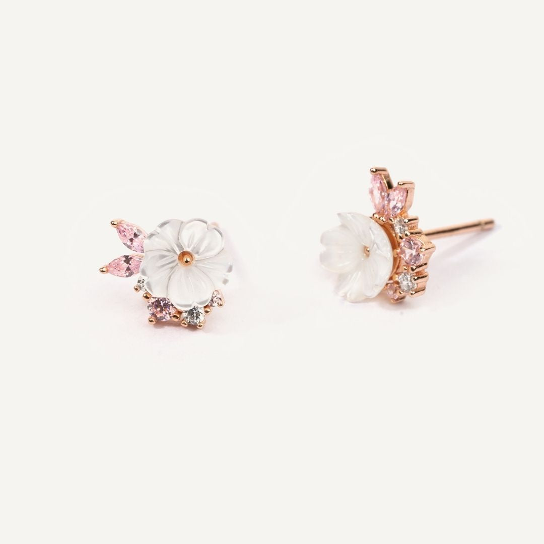 Puces d'oreilles fleuries pour femme en argent 925. Puces d'oreilles sans risque d'allergie. Puces d'oreilles avec fleur et pierres. Les Joyaux d'Auré