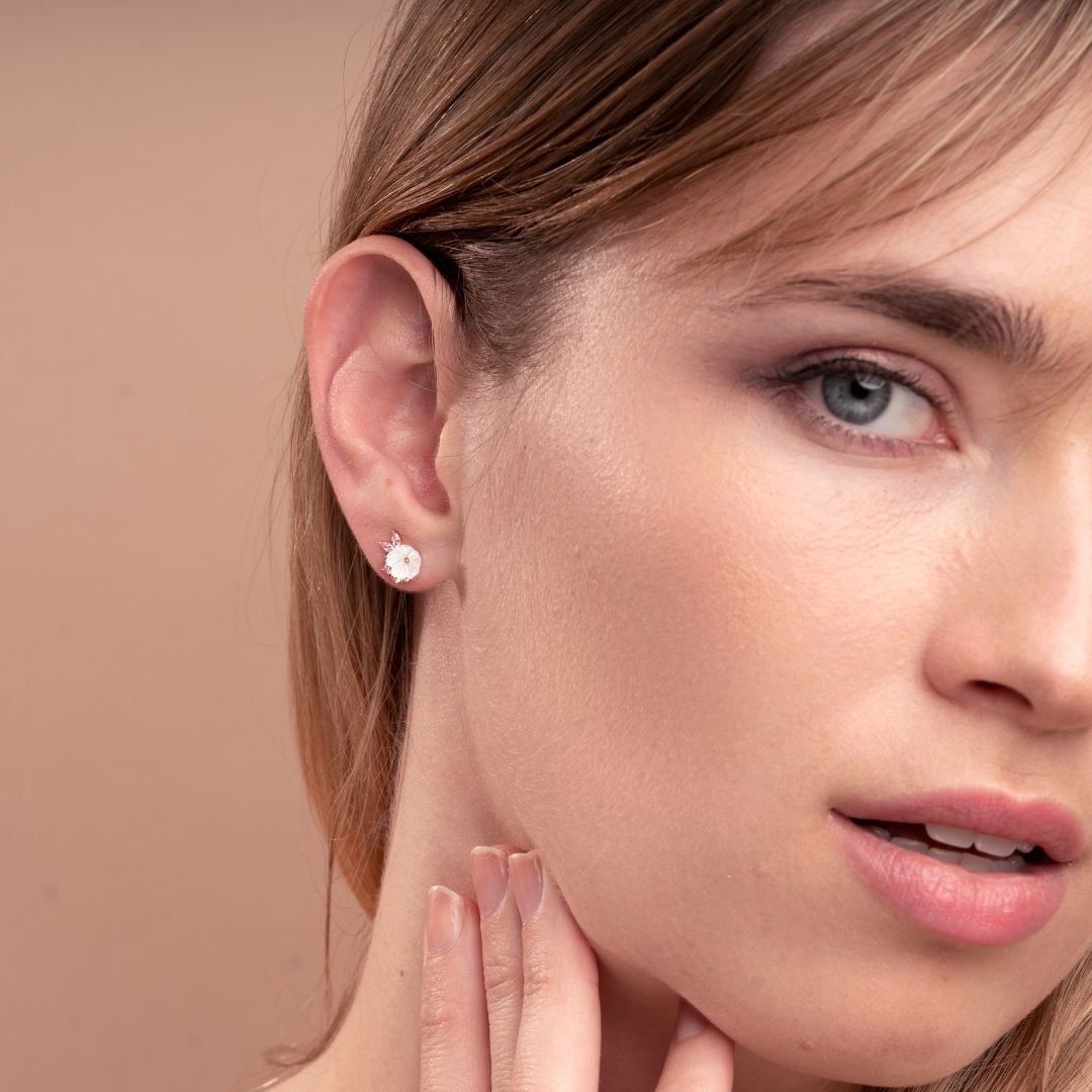 Puces d'oreilles fleuries pour femme en argent 925. Puces d'oreilles sans risque d'allergie. Puces d'oreilles avec fleur et pierres. Les Joyaux d'Auré