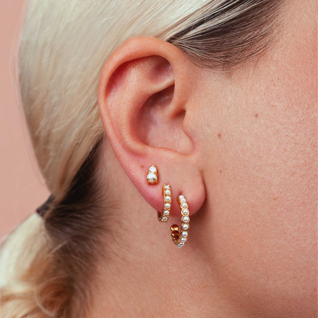 Anneaux avec perles blanches dorées et de qualité pour femme. Les Joyaux d'Auré.