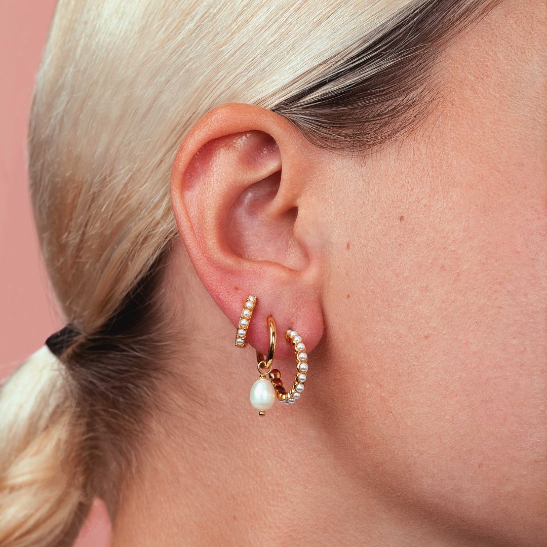 Anneaux avec perles blanches dorées et de qualité pour femme. Les Joyaux d'Auré.