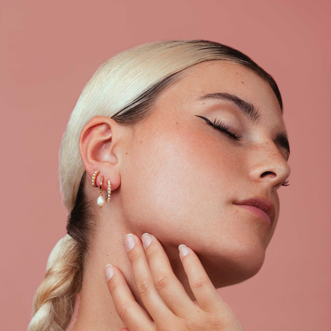 Anneaux avec perles blanches dorées et de qualité pour femme. Les Joyaux d'Auré.