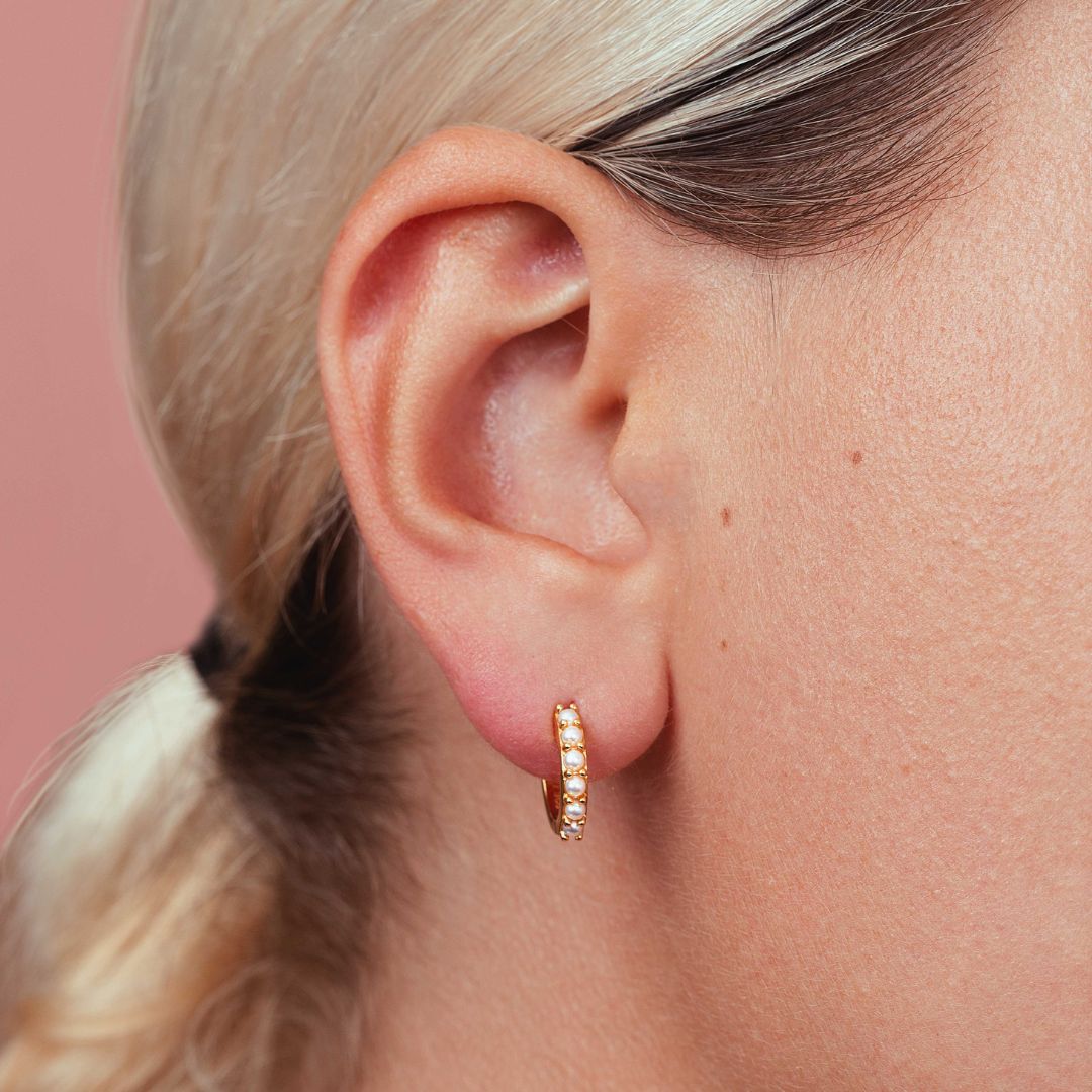 Anneaux avec perles blanches dorées et de qualité pour femme. Les Joyaux d'Auré.