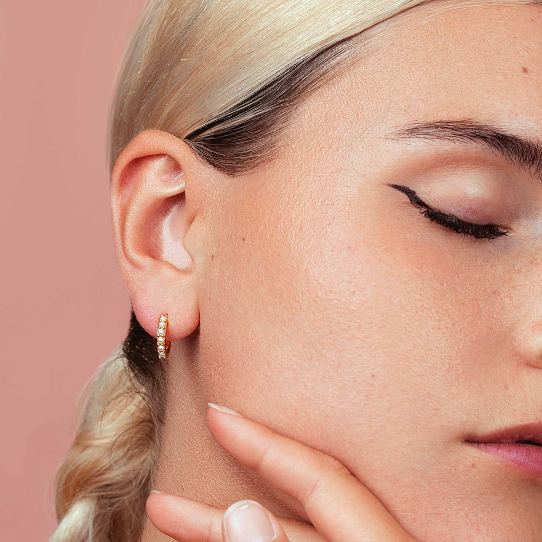 Anneaux avec perles blanches dorées et de qualité pour femme. Les Joyaux d'Auré.