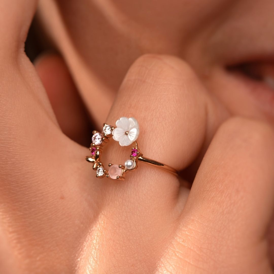 Bague fleur ajustable pour femme. Une bague en argent 925 et dorée à l'or Rose. Les Joyaux d'Auré. Bague fleurie pour femme en forme de couronne de fleurs