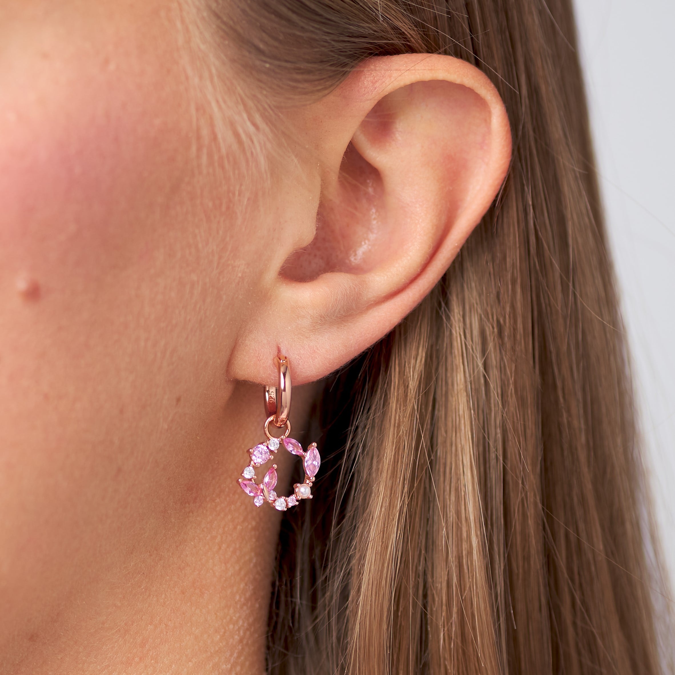 Pendentif rond pour collier, charm Papillons. Les Joyaux d'Auré. Pendentif or rose avec pierres colorées et perles