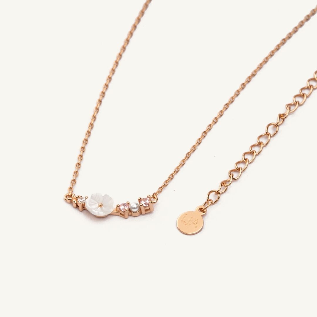 Colliers fleuries pour femme or rose. Collier or rose avec pierres colorées et papillon. Fleur en nacre. Les Joyaux d'Auré. Collier qui résiste à l'eau
