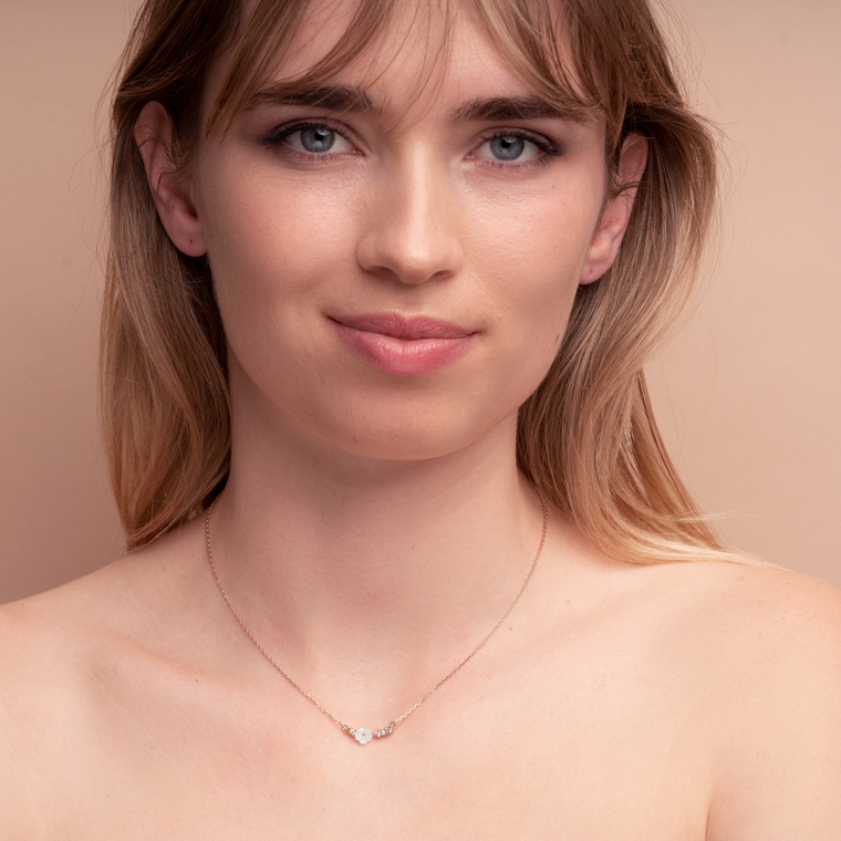 Colliers fleuries pour femme or rose. Collier or rose avec pierres colorées et papillon. Fleur en nacre. Les Joyaux d'Auré. Collier qui résiste à l'eau