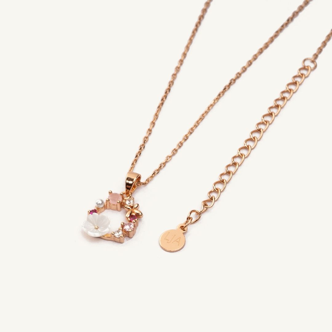 Collier femme en or rose et fleuri. Fleur blanche en nacre . Pierres colorées. Bijoux qui résistent à l'eau. Les Joyaux d'Auré