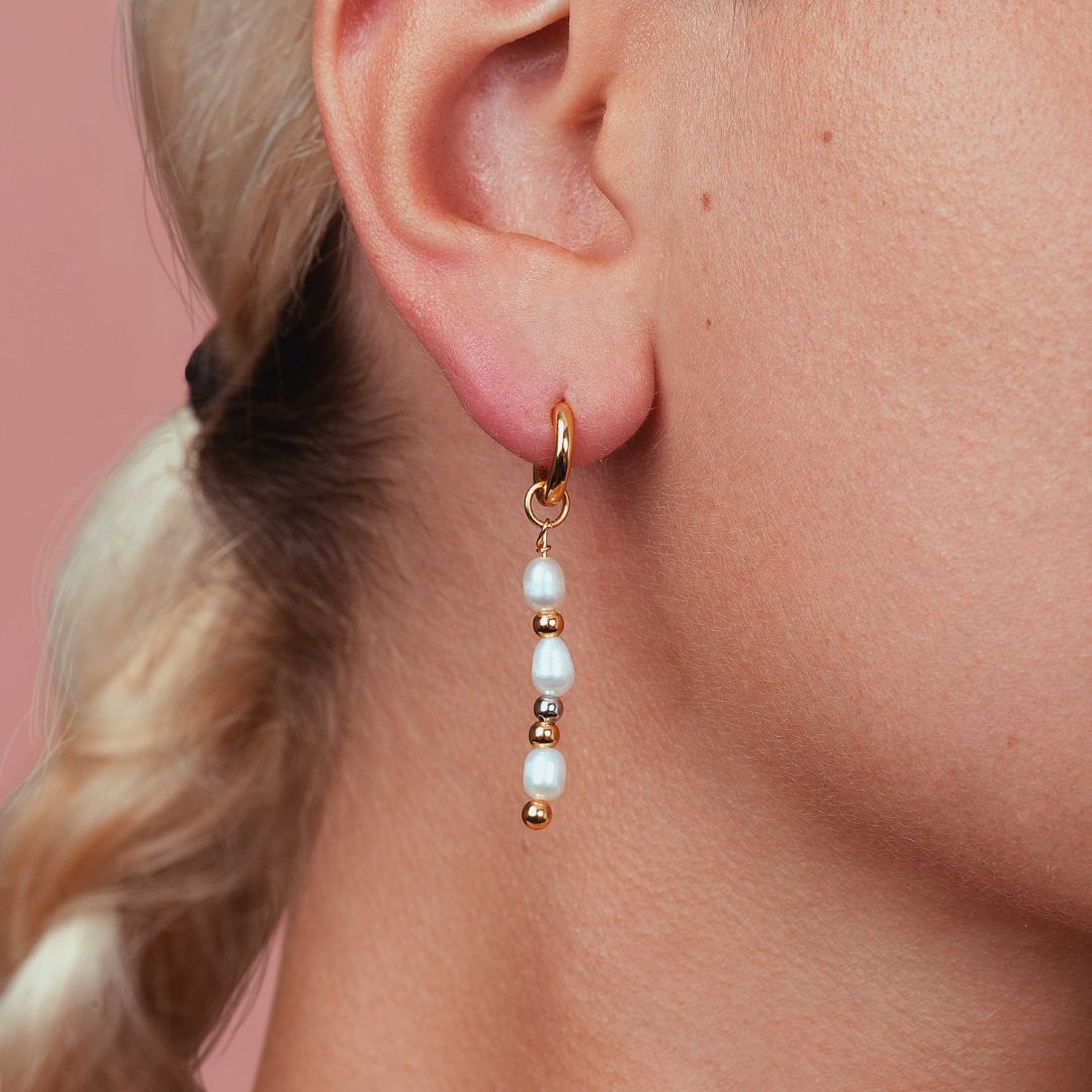 Boucles d'oreilles pendantes pour femme dorées et perles blanches naturelles. Les Joyaux d'Auré
