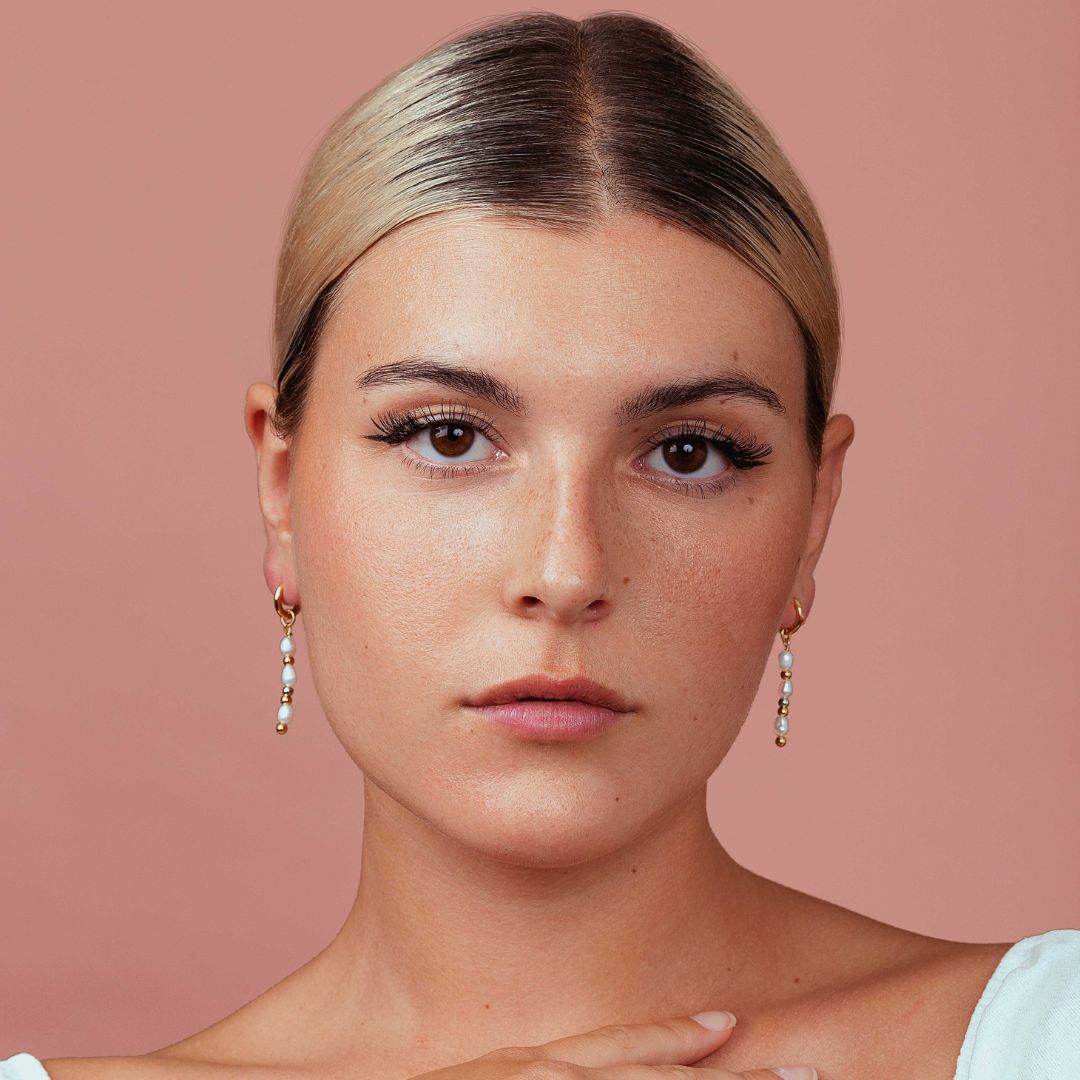 Boucles d'oreilles pendantes pour femme dorées et perles blanches naturelles. Les Joyaux d'Auré