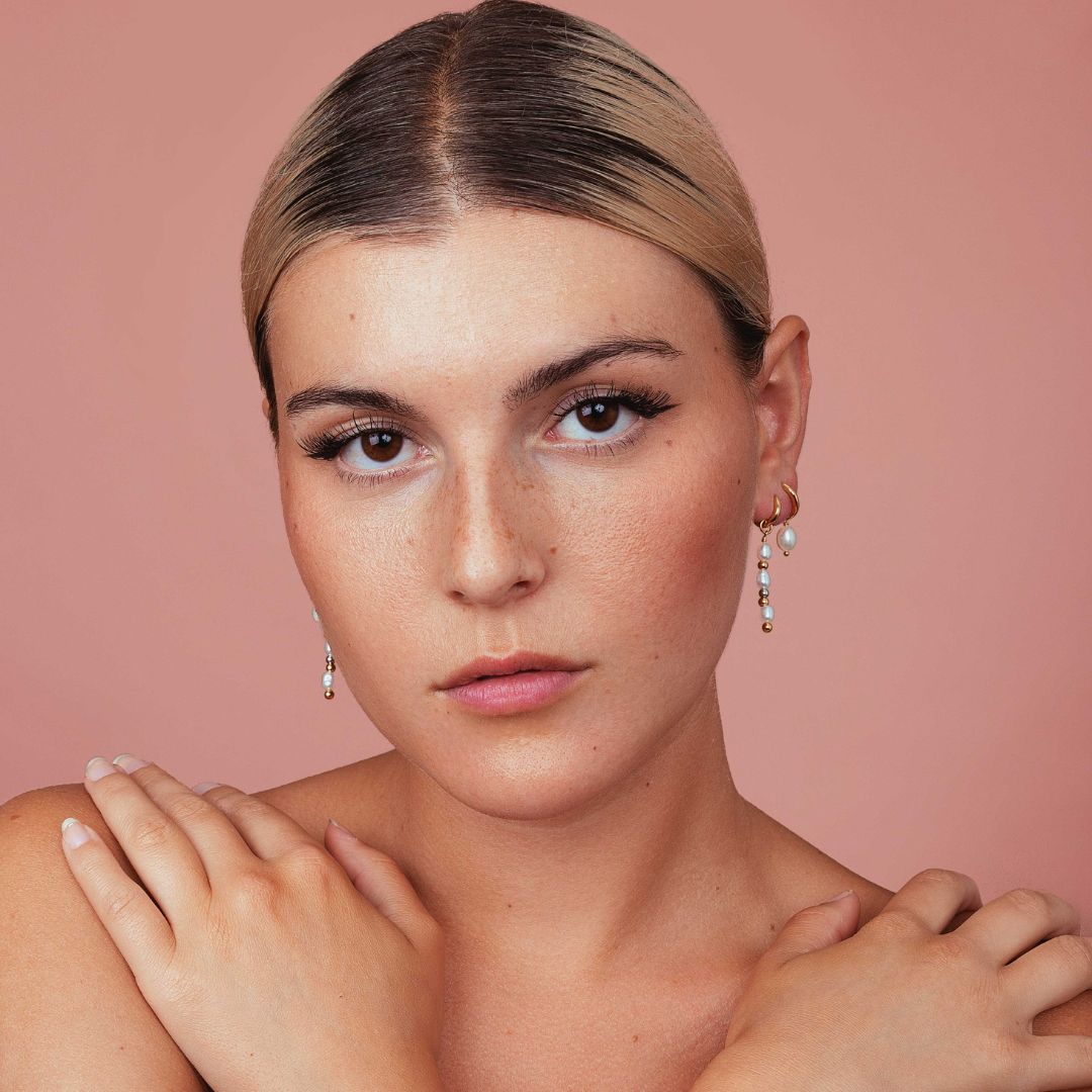 Boucles d'oreilles pendantes pour femme dorées et perles blanches naturelles. Les Joyaux d'Auré