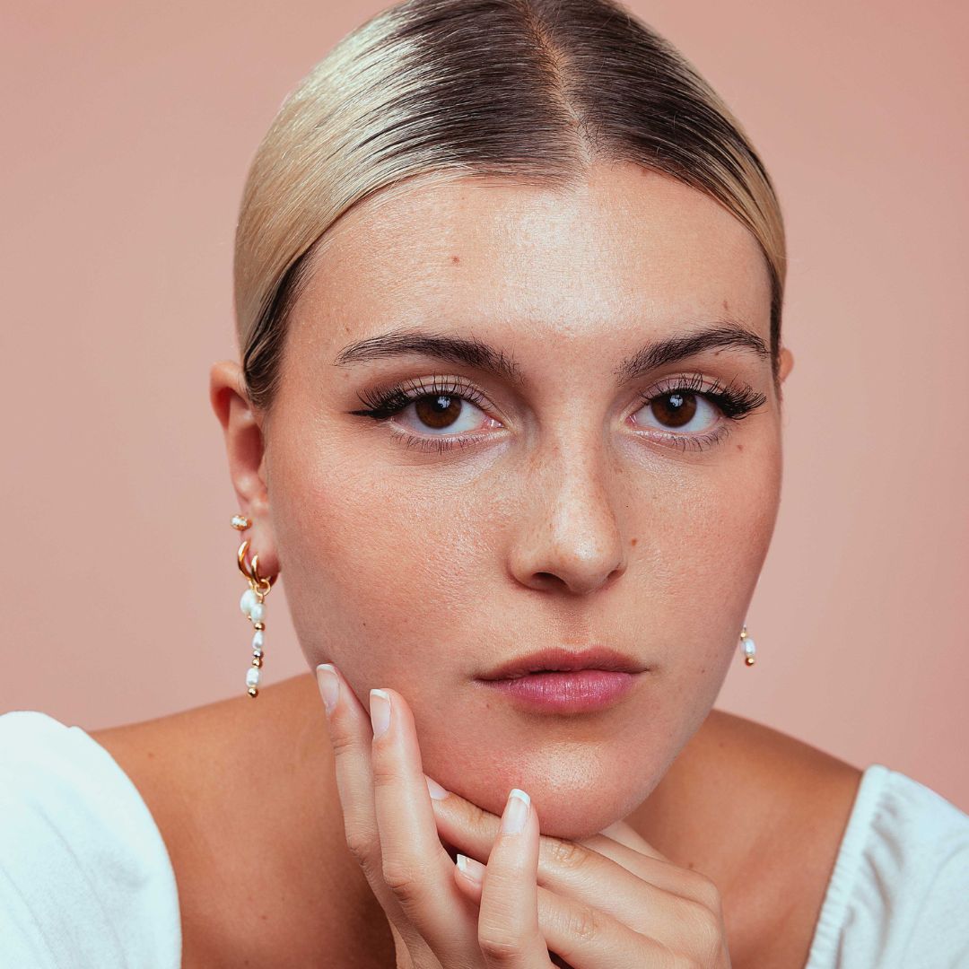 Boucles d'oreilles pendantes pour femme dorées et perles blanches naturelles. Les Joyaux d'Auré