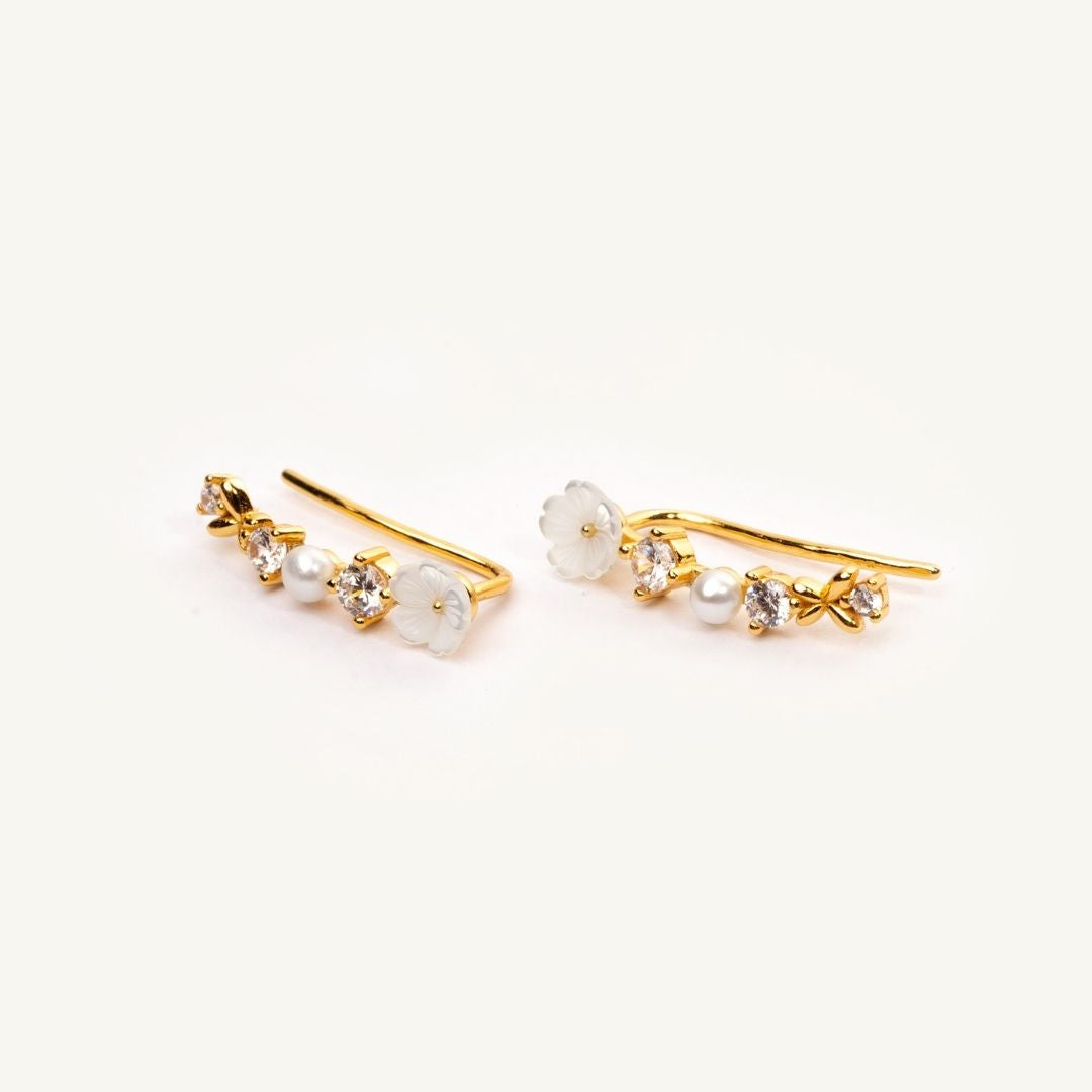 Boucles d'oreilles fleurs. Boucles d'oreilles grimpantes pour femme ornées de pierres blanches et d'une perle naturelle blanche. Les Joyaux d'Auré 